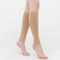Bas de contention femme pour mollet sur une femme sur fond gris