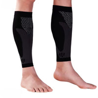 Bas de contention homme respirant pour mollets porté par un homme sur fond blanc