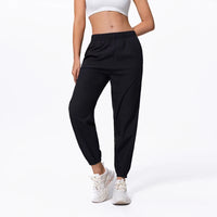 Jogging femme ample à séchage rapide sur une femme sur fodn gris