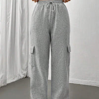 Jogging femme gris au style décontracté sur une femme