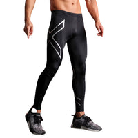 Legging homme moderne et tendance sur un homme sur fond blanc