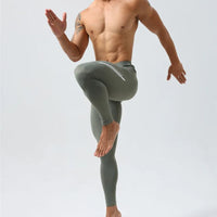 Legging homme vert au design moderne sur un homme