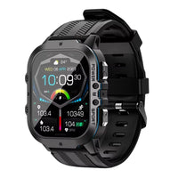 Montre connectée homme polyvalente et design sur fond blanc