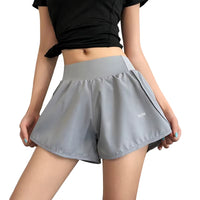 Short running femme ample et confortable sur fond blanc sur une femme