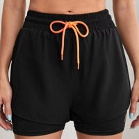 Short running femme design à taille haute sur une femme