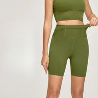 Short running femme élastique et moderne sur une femme sur fond gris