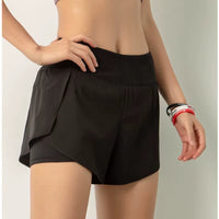 Short running femme fin à séchage rapide sur une femme