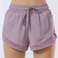 Short running femme violet à séchage rapide sur une femme