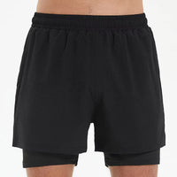 Short running homme confortable et moderne sur un homme