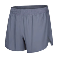 Short running homme gris avec fente sur fond blanc