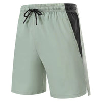 Short running homme vert à séchage rapide sur fond blanc