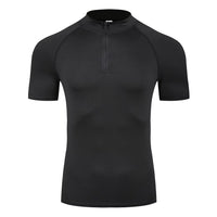 T-Shirt de compression à fermeture éclair sur fond blanc