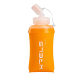 Gourde running orange et pliable sur fond blanc