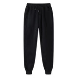 Jogging homme ample et respirant sur fond blanc