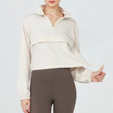 Veste running femme légère et coupe vent sur fond gris sur une femme